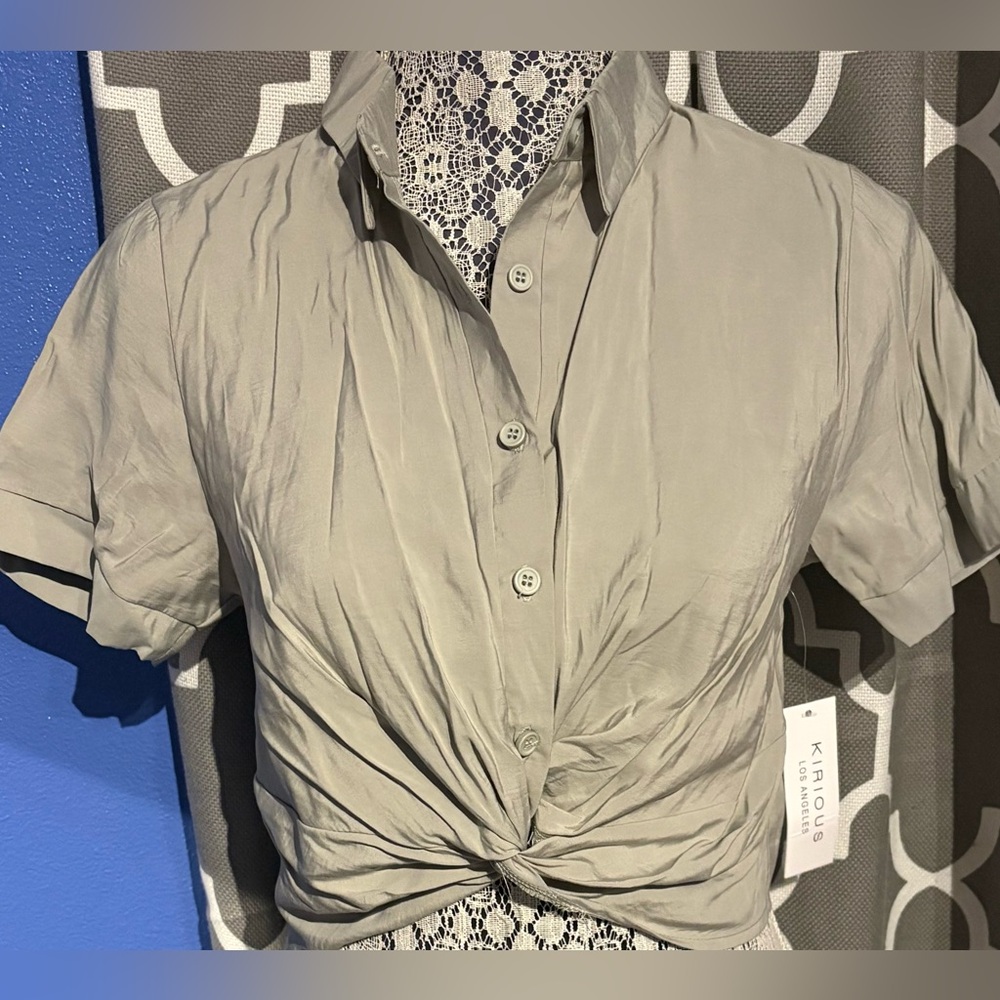 Karous Women's Gray Button-Down Shirt